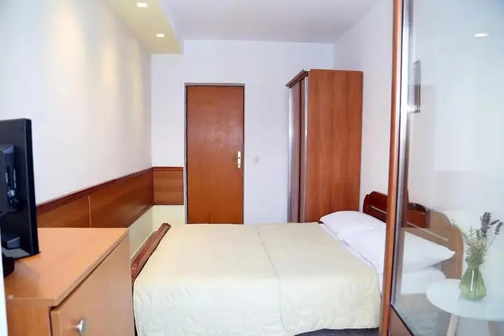 Петровац: Apartments Ardura