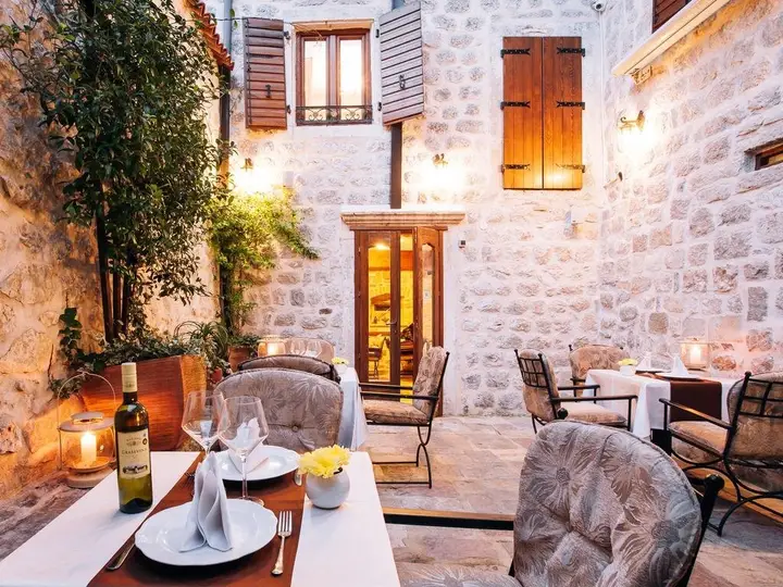 Доброта: Galathea Hotel