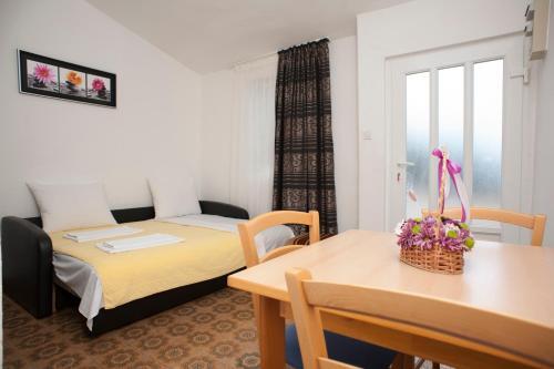 Свети-Стефан: Apartments Maslina