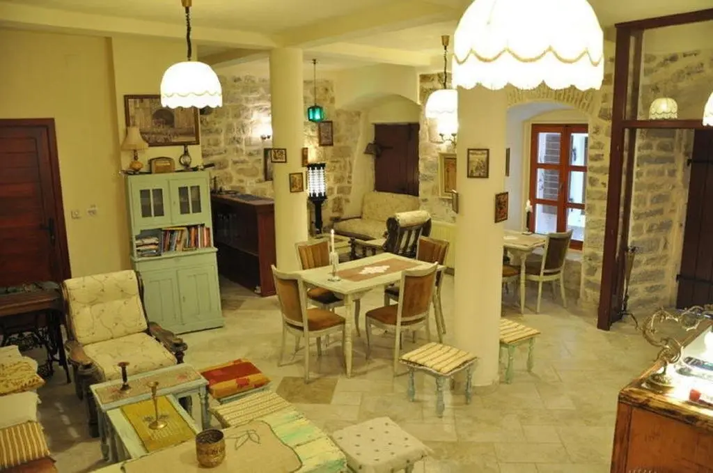 Доброта: Hostel Old Town Kotor