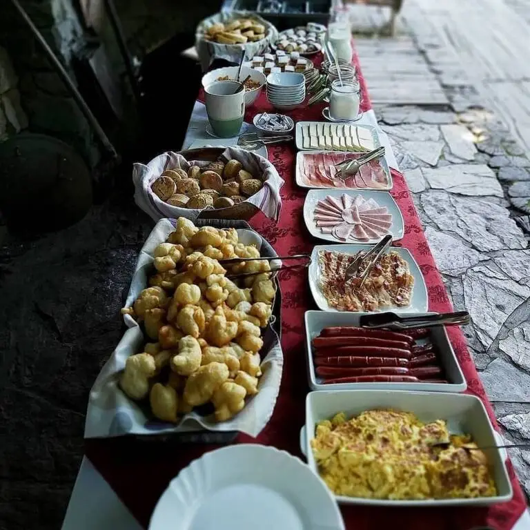 Плужине: Grab Ethno Village and Camp