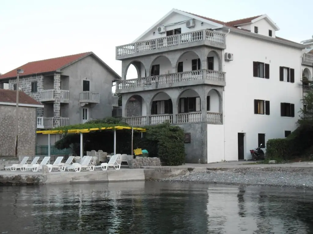 Крашичи: Studios Petrović