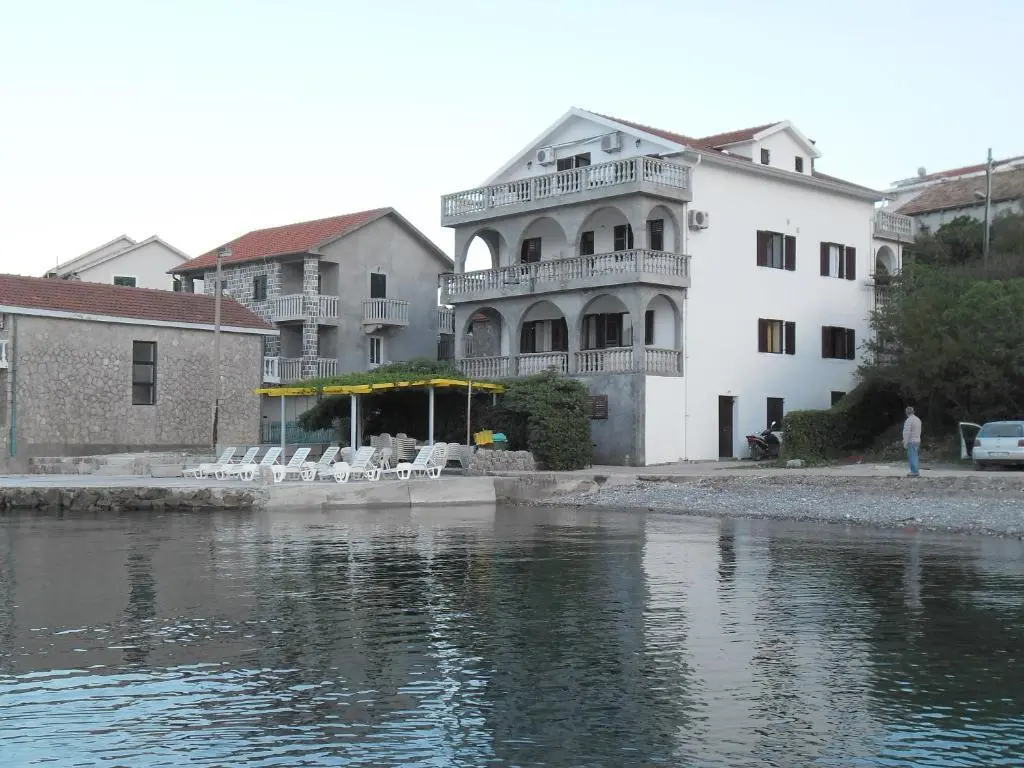 Крашичи: Studios Petrović