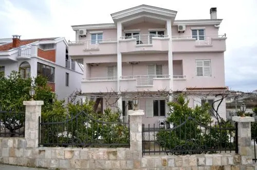Ульцинь: Apartments Perezaj