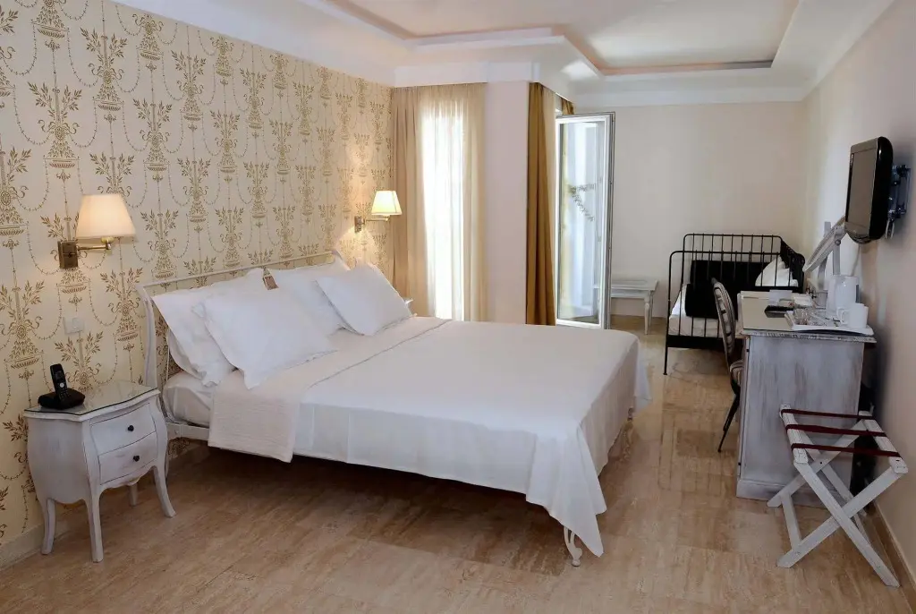 Свети-Стефан: Hotel Azimut