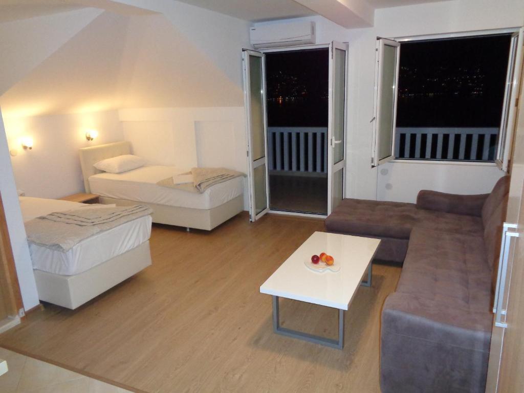 Деновичи: Larissa Sunrise Apartment