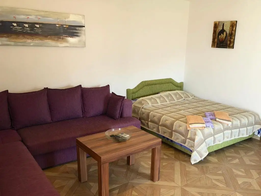 Бусат: Axenia Hotel