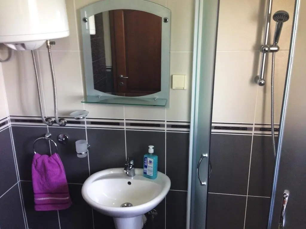 Бусат: Axenia Hotel