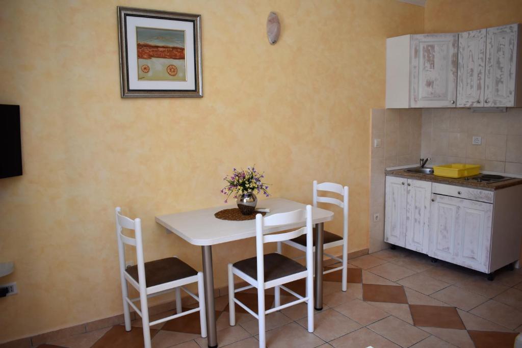 Доброта: Lanterna Apartments