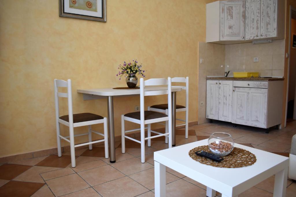 Доброта: Lanterna Apartments