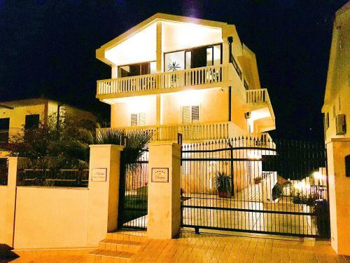 Тиват: Apartments Danica