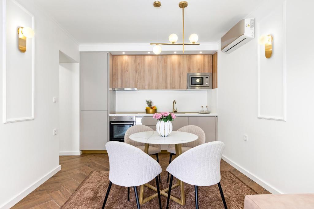 Доброта: Dekaderon Lux Apartments