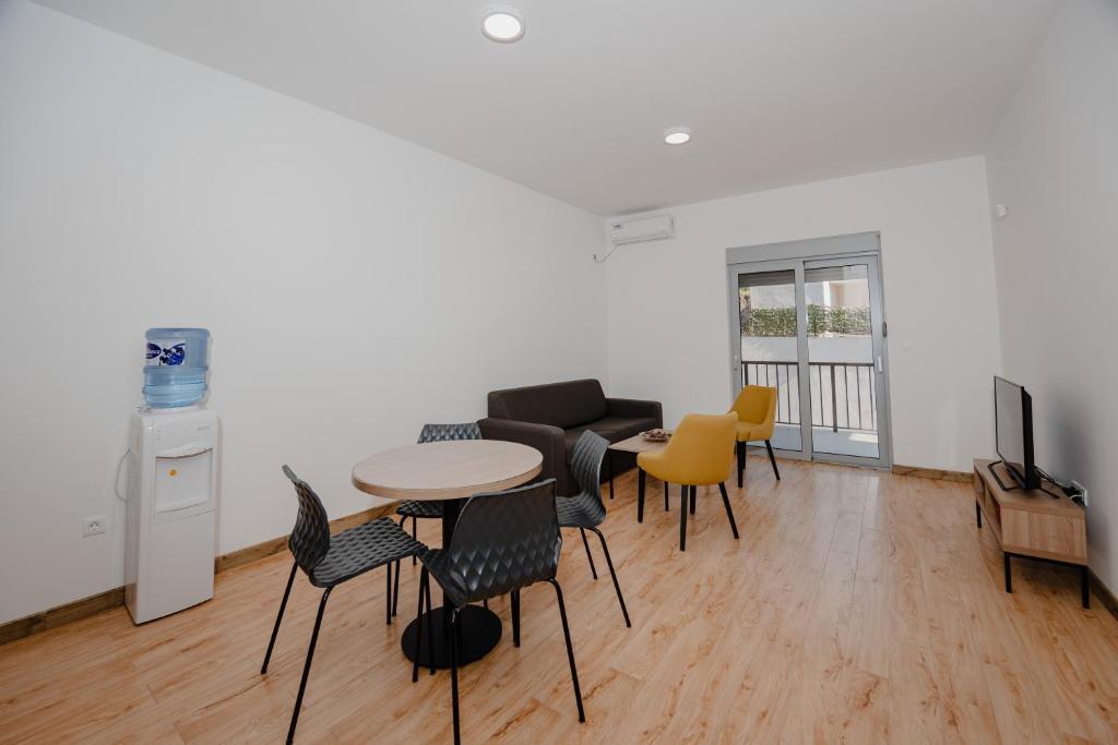 Будва: Apartments Trsteno
