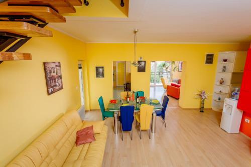 Доброта: Spacious Central Magik