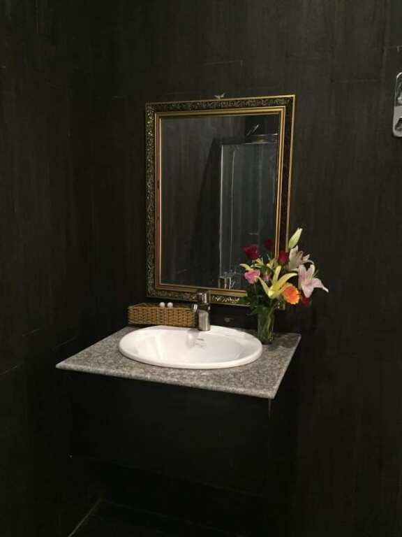 Камау: Ruby Hotel