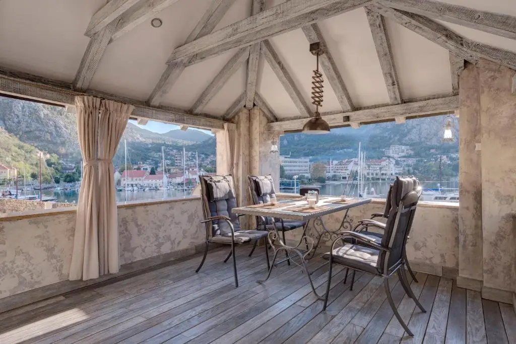 Доброта: Kotor old town Palace Bucha