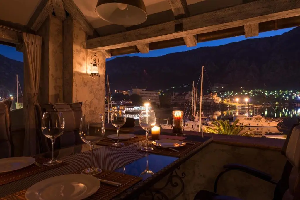 Доброта: Kotor old town Palace Bucha