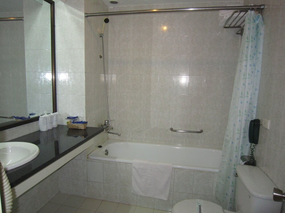 Халонг: Ha Long Bay Hotel
