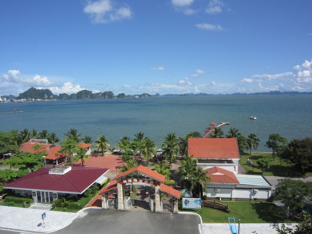 Халонг: Ha Long Bay Hotel