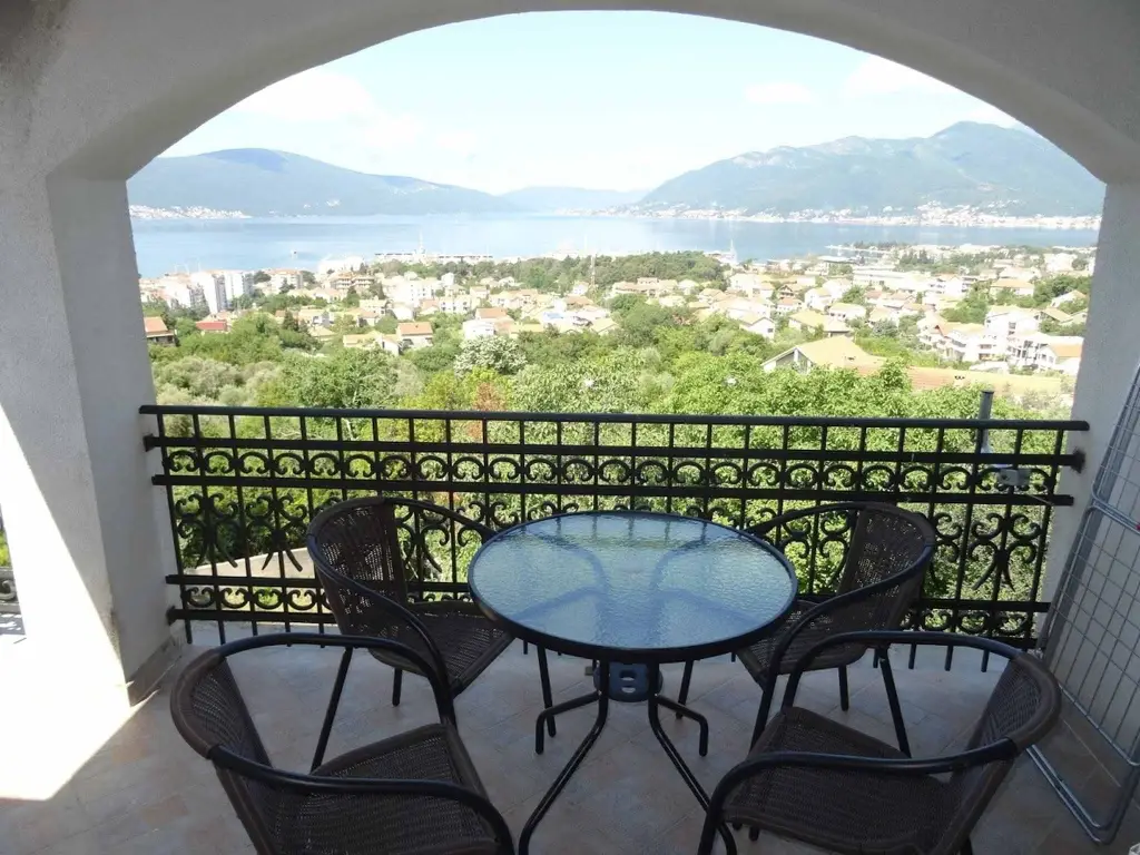 Тиват: Two bedroom Sea view Apartments