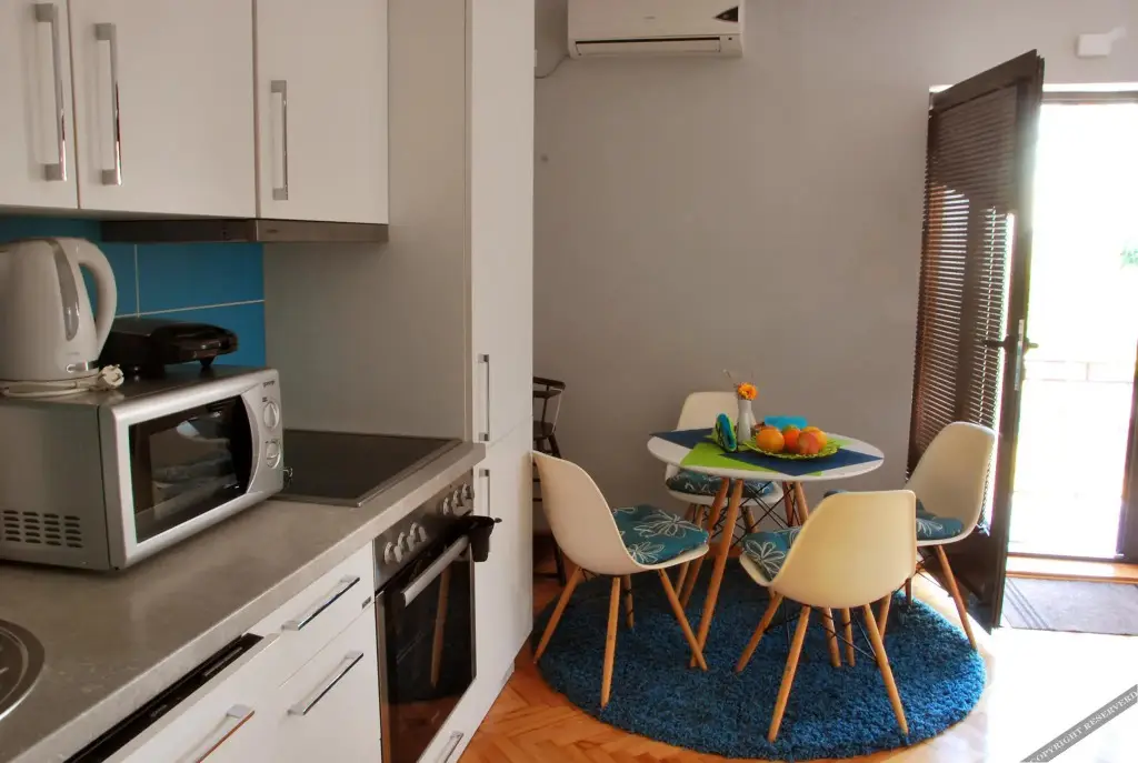 Тиват: Cozy chic apartment with mini garden