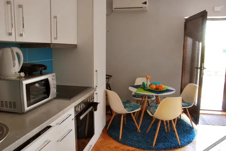 Тиват: Cozy chic apartment with mini garden