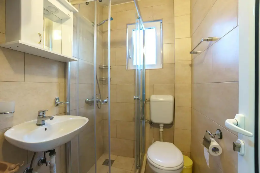 Бар: Apartments Lora