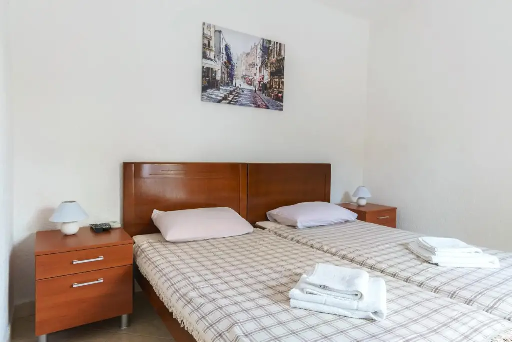 Бар: Apartments Lora