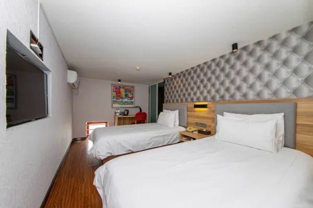 Янчжоу: Motel Hotel (Yangzhou University Slender West Lake)