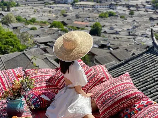 Лицзян: Lijiang Ancient City Meets Jiaren · White Horse Light Luxury · Snow Mountain View Homestay