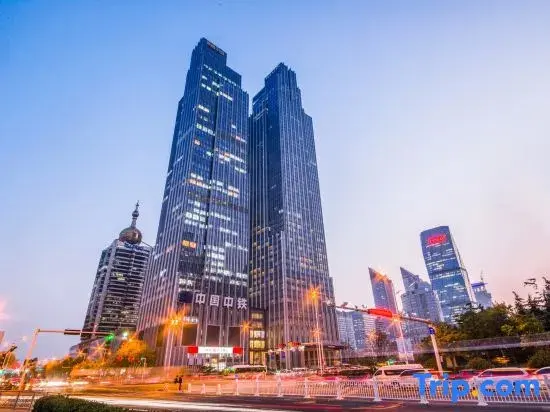 Циндао: Yuelan Seaview Hotel Apartment (Qingdao May Fourth Square China Railway Center)