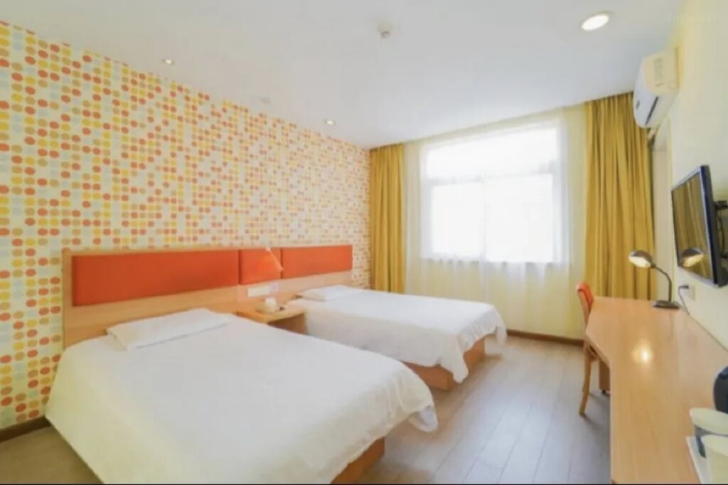 Бэйшоу: Home Inn (Liaoyuan Railway Station Zhanqian Passenger Station)