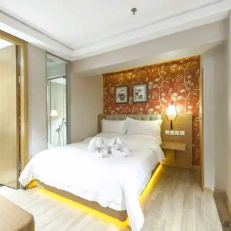 Далянь: Chinas National Colours Fashion Themed Hotel