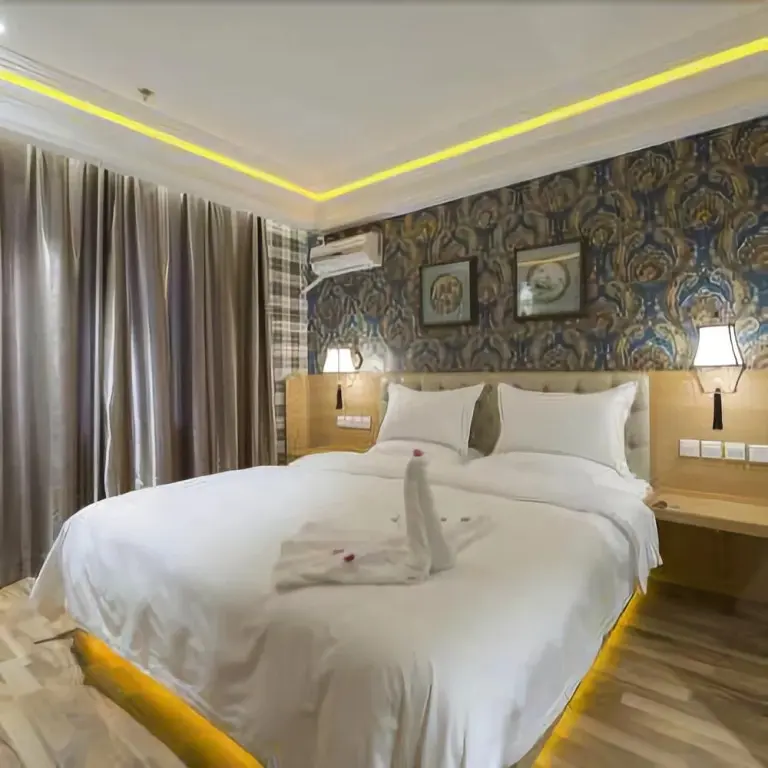Далянь: Chinas National Colours Fashion Themed Hotel
