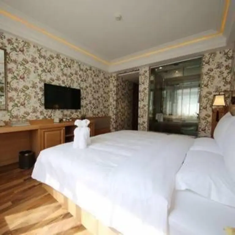 Далянь: Chinas National Colours Fashion Themed Hotel