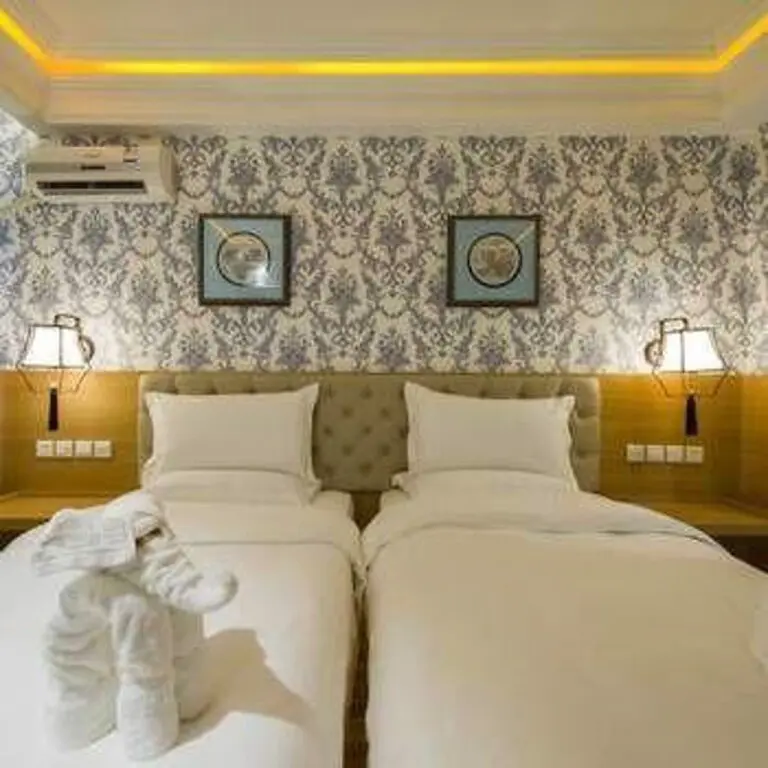 Далянь: Chinas National Colours Fashion Themed Hotel