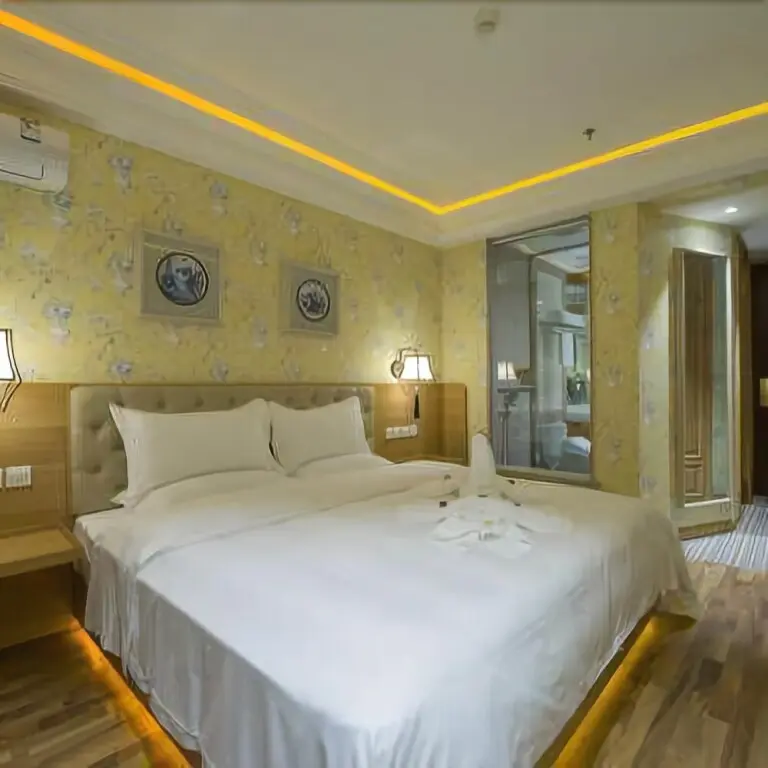 Далянь: Chinas National Colours Fashion Themed Hotel