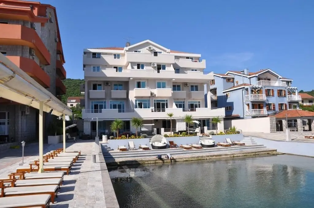 Тиват: Adeona apartments