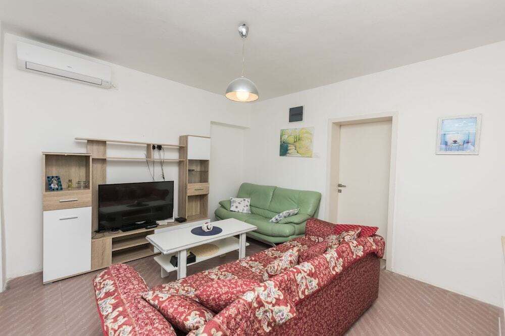 Бусат: Apartment Carpe Diem 1 in the first line