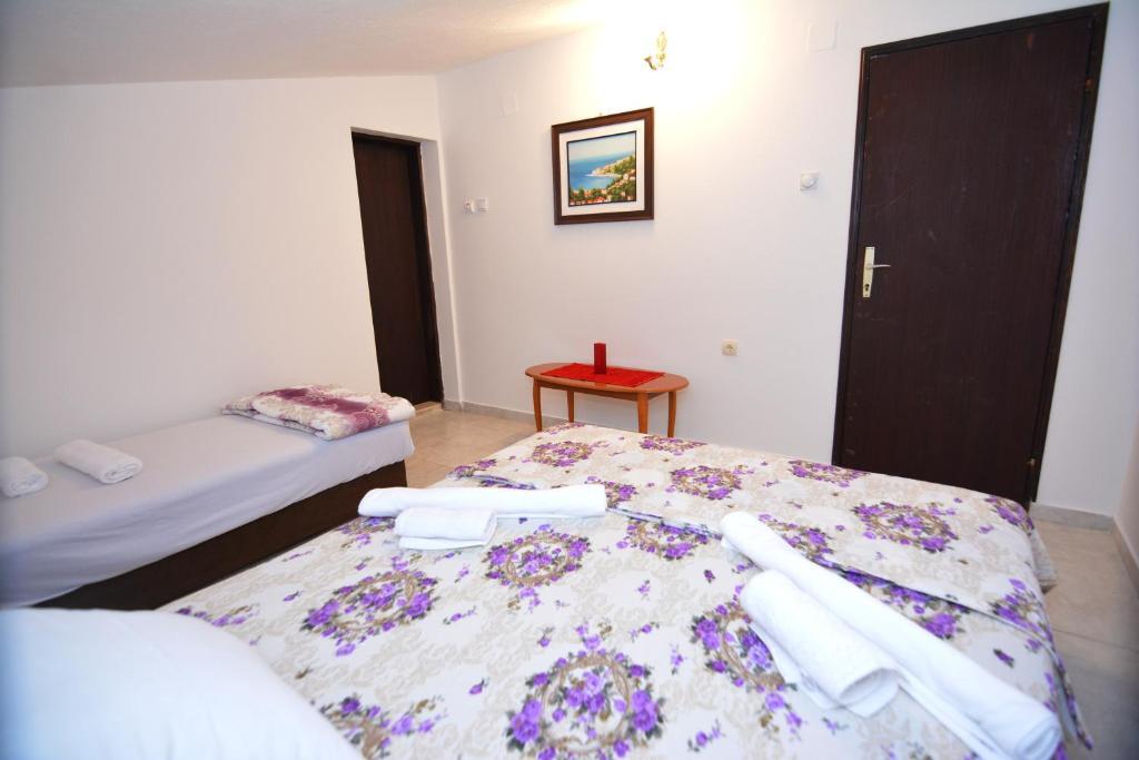Петровац: Apartments Jovana