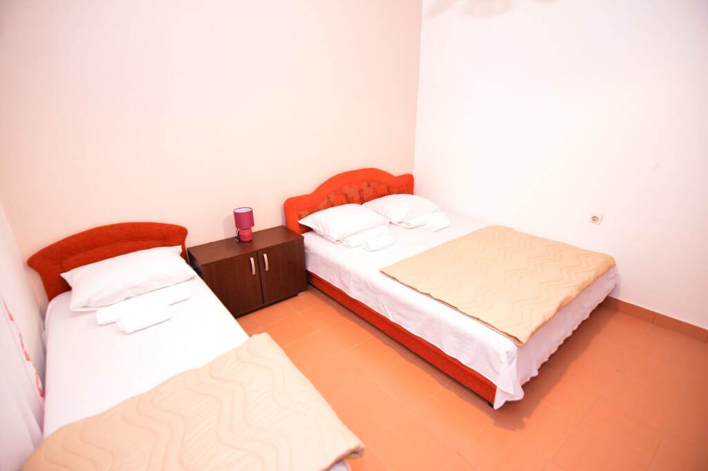 Петровац: Apartments Jovana