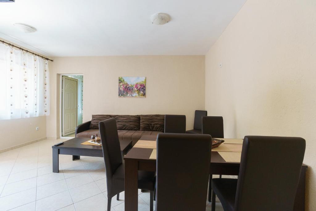 Бар: Apartments LORA
