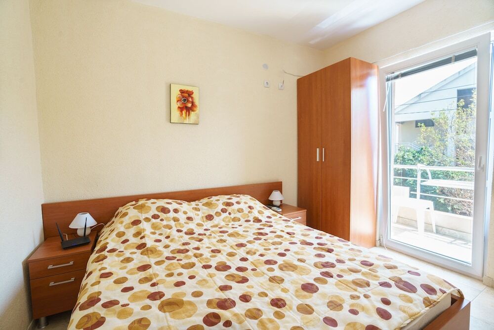 Бар: Apartments LORA