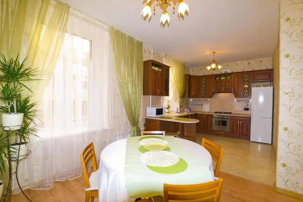 Санкт-Петербург: Sutkiarenda On Maliy Prospekt 13