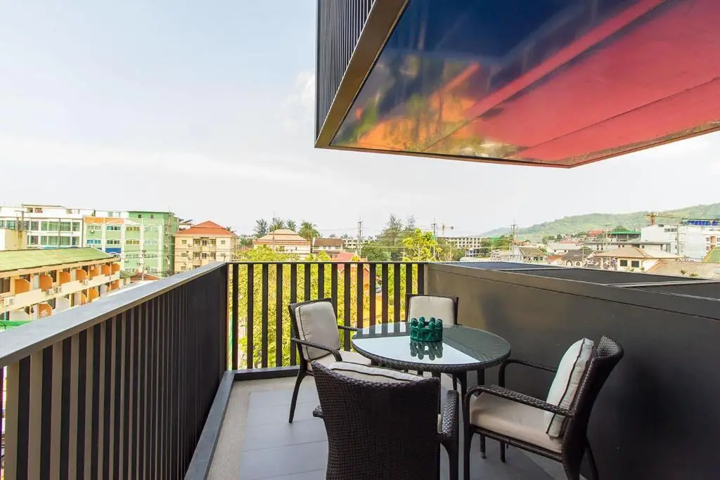 Кату: The Deck Condominium Patong Beach