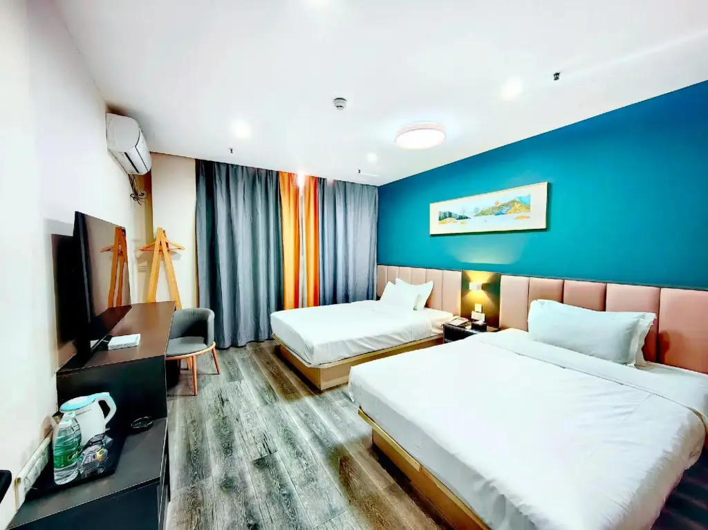 Ляньюньган: Home Inn UP Huaxuan Smart Travel Hotel (Donghai Pedestrian Street High-speed Railway Station)