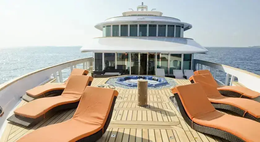 Северный атолл Мале: Maldives Crown