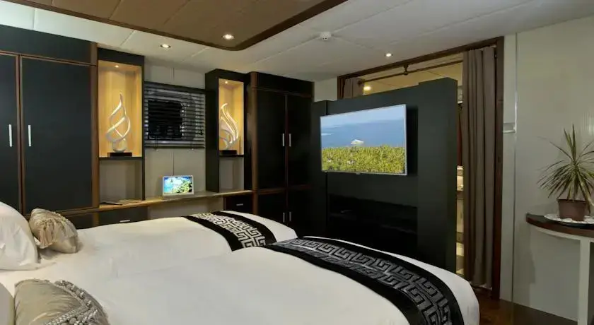 Северный атолл Мале: Maldives Crown