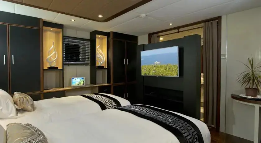 Северный атолл Мале: Maldives Crown