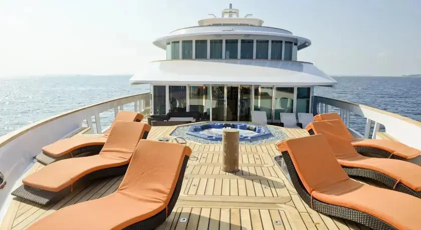 Северный атолл Мале: Maldives Crown
